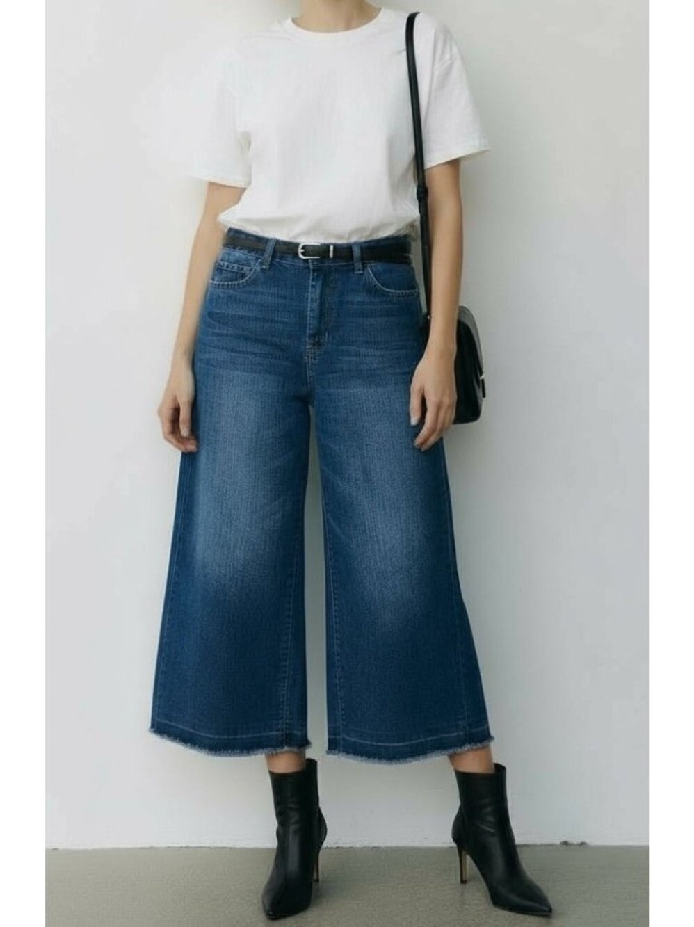 Angel Kiss Womens High Rise Cropped Wide Legged Medium Wash Jeans Size 11 EUC